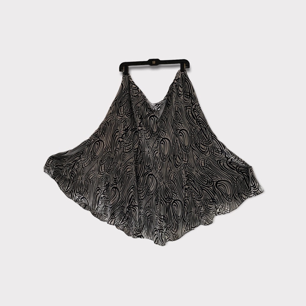 Jones New York dressy skirt, black & white in color, in a size 22W.